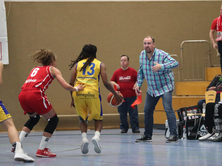 Weiter mit vollem Einsatz an der Seitenlinie: Coach Frank Lagerpusch. Foto: Agentur Hübner