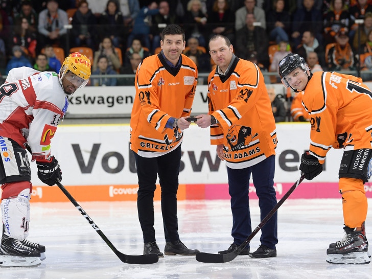 Maxime Fortunus (li./Fischtown Pinguins) und Sebastian Furchner warten auf den Anbully, der von echten Pokalhelden druchgeführt wurde. Foto: Moritz Eden/City-Press GmbH