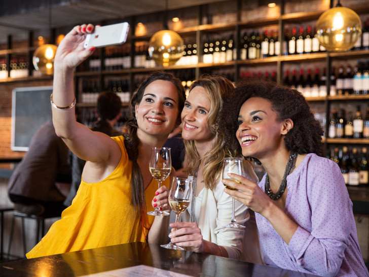Weingenuss in der Weinbar. Foto: DWI