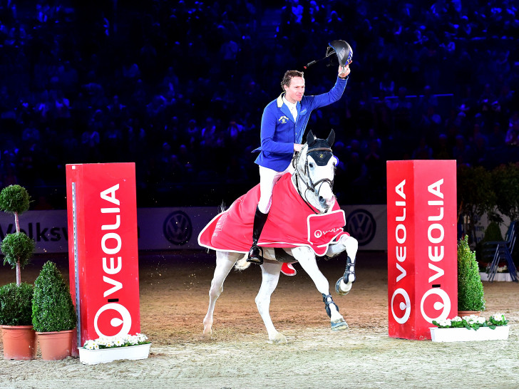 Fröhlicher Sieger in Braunschweig - Christian Ahlmann und Colorit gewannen das VEOLIA Championat. Foto: Fotodesign-Feldhaus