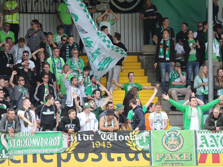 Etwa 1.000 Wolfsburger Anhänger waren mitgereist. Fotos: Agentur Hübner