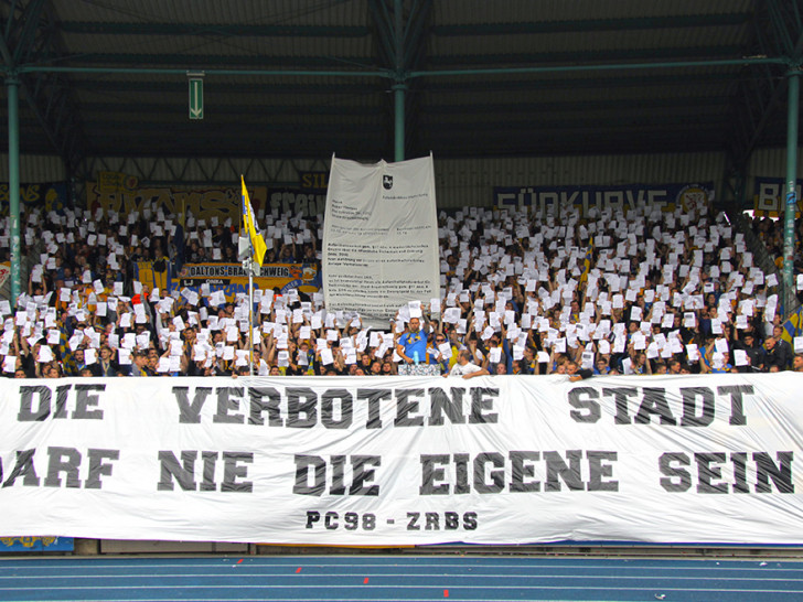 Die Fans protestierten im Heimspiel gegen den SV Sandhausen gegen die geplante Maßnahme. Foto: Grimm