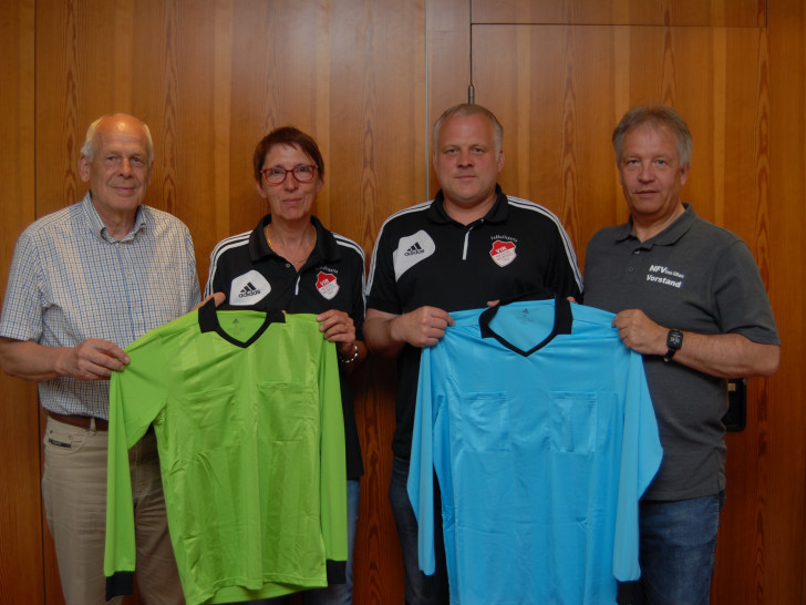 Kreisschiedsrichterobmann Herbert Schacht, Susanne Bruns und Thomas Pieper (beide Fußballsparte VfR Wilsche-Neubokel), Kreisvorsitzender Ralf Thomas. Foto: NFV