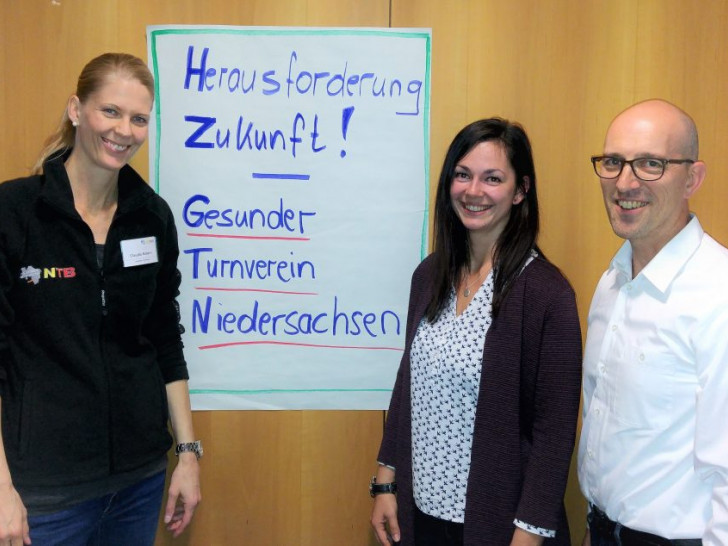 Claudia Nolden vom NTB (von links), Susann Hensel und Thomas Held von der AOK präsentieren das Gesundheitssport-Projekt in Braunschweig. Foto: Niedersächsischer Turner-Bund