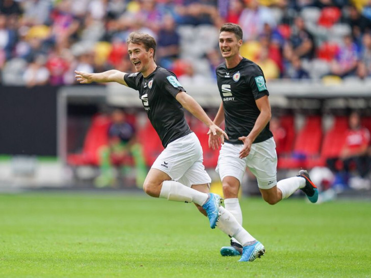 Helden des Tages: Yari Otto (li.) und Danilo Wiebe drehten das Spiel für die Löwen. Foto: imago/MaBoSport