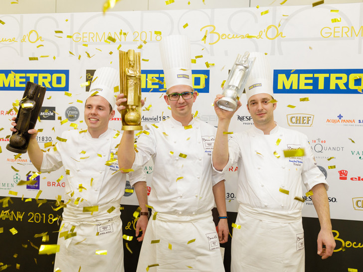 Marvin Böhm (Mitte) gewinnt den Bocuse d'Or in Gold des Bocuse d'Or Deutschland in Frankfurt. Silber für Franz Josef Unterlechner (rechts) und Bronze für Watthias Walter. Foto: Jörg Eberl