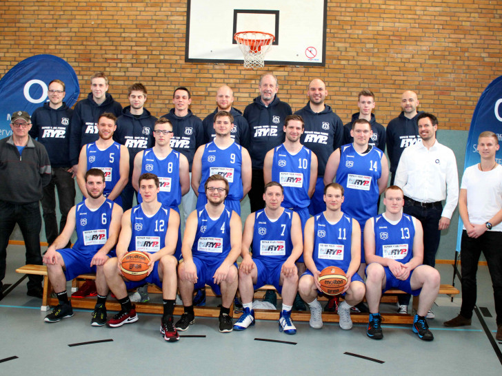 Die Winnigstedter Basketball-Spieler und Vorsitzender Burkhard Schlüter (links) erwarten spannende Spiele und zahlreiche Zuschauer. Foto:Bernd-Uwe Meyer 