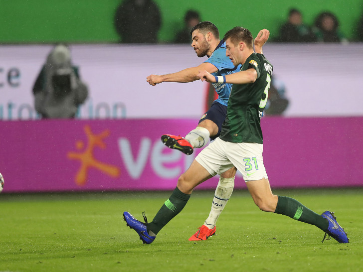 Kevin Volland trifft zum 0:2. War dem Kontertor ein Foul an Weghorst vorausgegangen? Fotos: Agentur Hübner