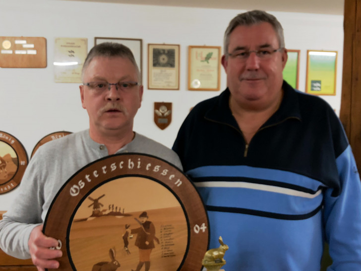Gewinner der Osterscheibe Frank Marheineke und der 1. Vorsitzende Wilfried Schwokowski. Foto: Peter G. Matzuga