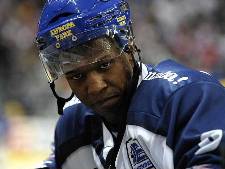 Nathan Robinson im Trikot der Adler Mannheim. Der 31 Jahre alte Kanadier bringt sehr viel Erfahrung und Qualität mit zu den Harzer Falken. 