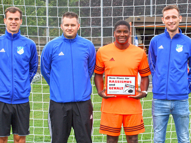 Reagierten auf den Spielabbruch im Pokal (vlnr.): Julian Scheer (Trainer 1. Herren), Sven Kießling (Trainer 2. Herren), Eduardo Luis Gutierrez Saba (Spieler 1. Herren) und Joshua Junicke (Fußballabteilungsleiter). Foto: SV Fümmelse