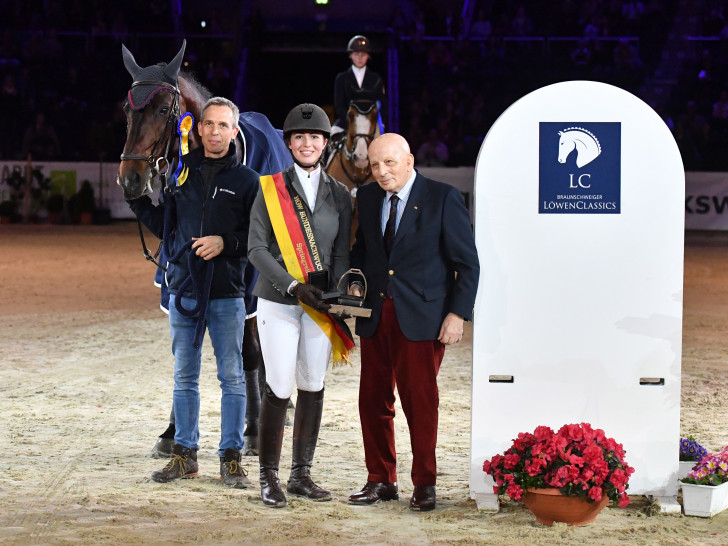 Marie Ligges, Siegerin des HGW-Bundesnachwuchschampionat 2017 mit Hans Günther Winkler und Ihrem Vater, Kai Ligges. Foto: Foto-Design gr. Feldhaus  