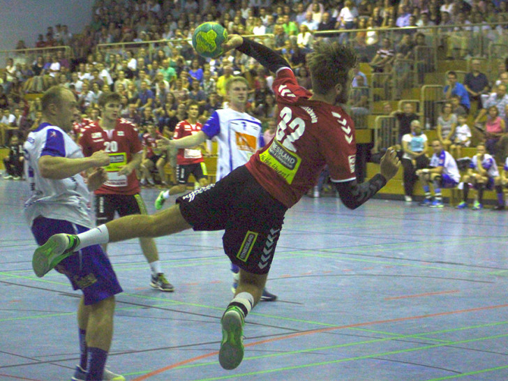 Lasse Giese zieht ab. Das Spiel packte vor großer Kulisse auch die Zuschauer. Foto: Vollmer
