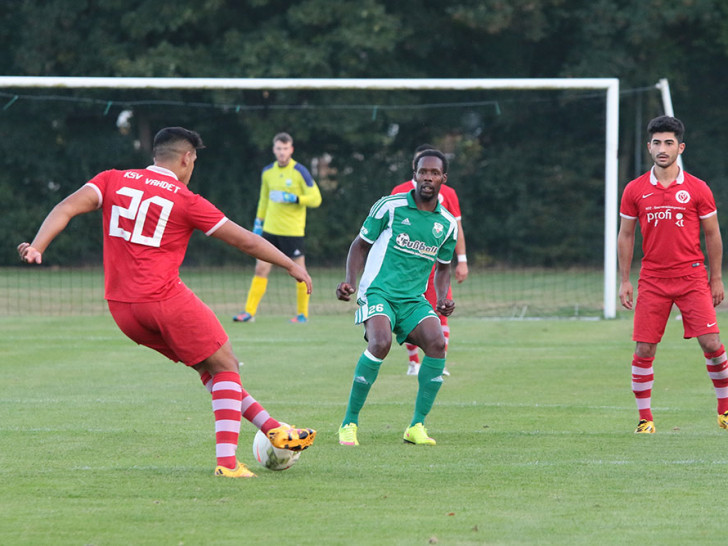 Der KSV (hier gegen den TSC Vahdet) bestach in der Hinrunde vor allem durch eine stabile Abwehr und mit emotionalen Heimspielen. Foto: Vollmer