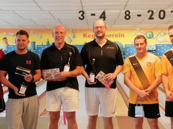 Die drei erstplatzierten Paarungen (v.l.n.r.): Ralf Schmidt/Stefan Groß (2.), Sieger Stephan Meine/Thomas Janitschke und Sebastian Schmidt/Jochen Härtel (3.). Foto: Plagge