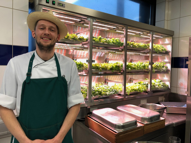 Sous-chef Steffen Meuser hat sich den Gärtnerhut aufgesetzt. In einem eigenen für das Terra gebauten Gewächsschrank wachsen Salate in der Küche - ohne Mutterboden, auf einer Algensubstanz. Fotos: Marc Angerstein