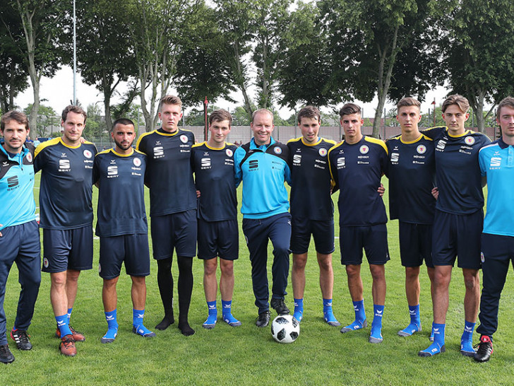 Neue Eintracht: Co-Trainer Enric Vallès Egido, Stephan Fürtner, Mergim Fajzullahu, Yannick Bangsow, Nick Otto, Trainer Henrik Pedersen, Yari Otto, Ivan Franjic, Besfort Kolgeci, Roman Birjukov Co-Trainer Jonas Stephan. Fotos: Agentur Hübner