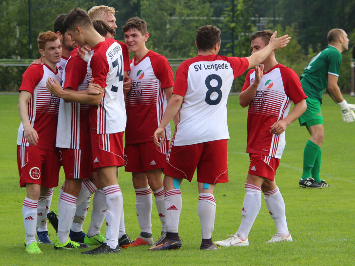 Großer Jubel: Bezirkspokalsieger Lengede steht in der nächsten Runde im NFV-Pokal. Fotos: Frank Vollmer