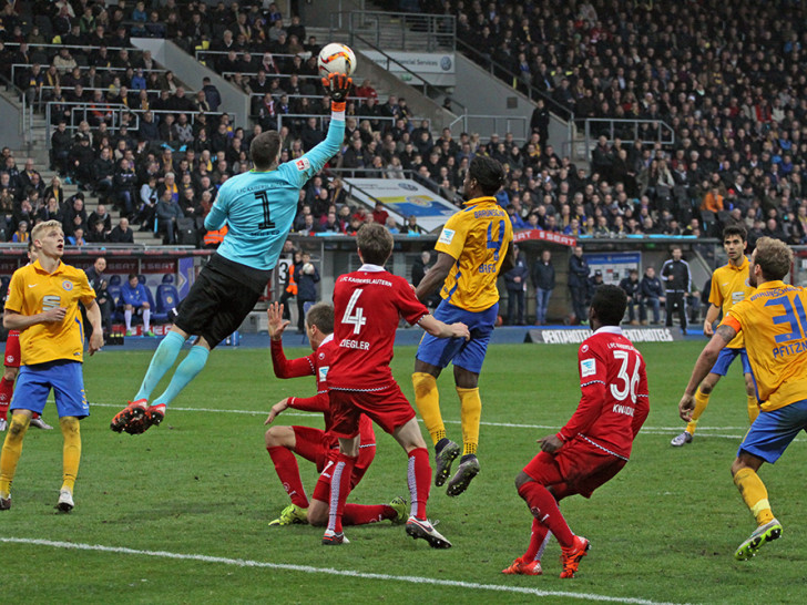 FCK-Keeper Müller springt höher. Im Dezember letzten Jahres trennte man sich 1:1. Foto: Bernhard Grimm. 