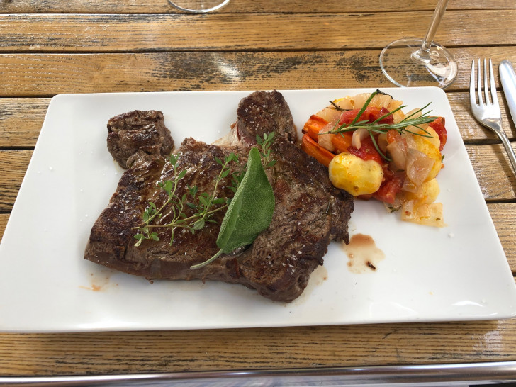 Der zweite Hauptgang: Rindersteak aus der italienischen Küche des Vinum Italicum. Fotos: Marc Angerstein