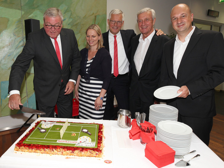 Taditionell der köstlichste Moment der Presserunde: Der Anschnitt der Erdbeertorte (v.l.): Werner Schilli, Rebeca Labes, Christoph Schulz, Harald Tenzer, Volker Jäcke. Foto: Agentur Hübner