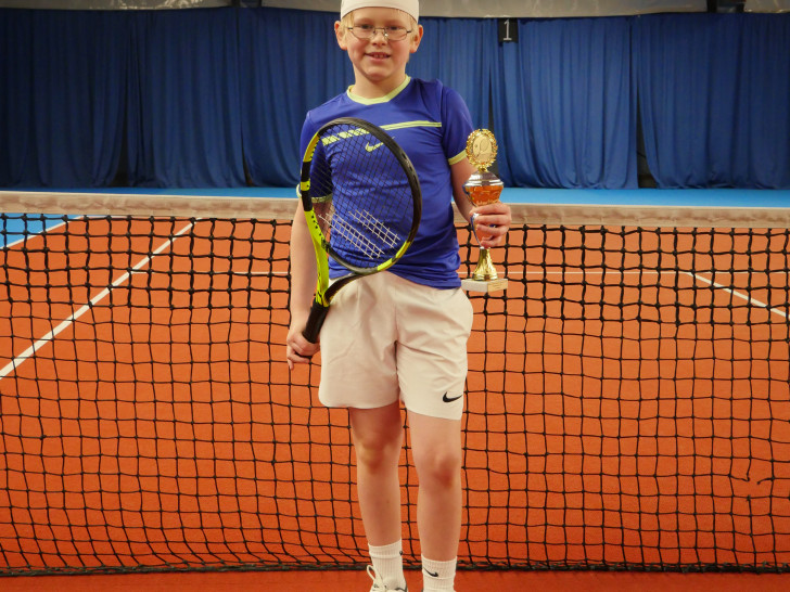 Sebastian Halbauer freut sich über seinen Titel (U9) bei den Regionsjüngstenmeisterschaften der Region Braunschweig / Nordharz. Foto: Heidberger Tennis-Club e.V