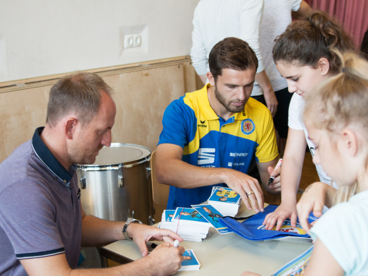 Torsten Lieberknecht und Ken Reichel stellten sich den Fragen der Kinder und verteilten Autogramme. Foto: Jens Bartels