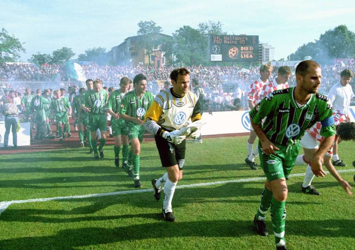 Der Einmarsch der Wolfsburger Mannschaft zum entscheidenden Spiel gegen Mainz am 11. Juni 1997. Foto: imago/Rust