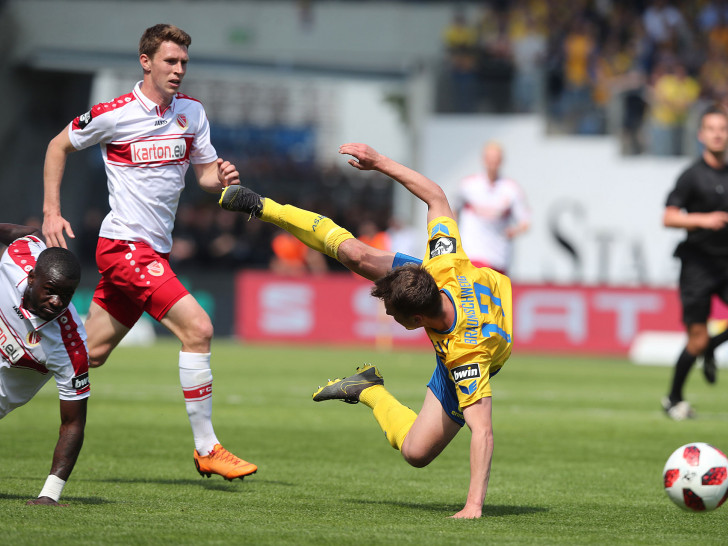 Lasse Schlüter (2.v.l.) beim Endspiel zwischen Eintracht Braunschweug und Energie Cottbus. Foto: Agentur Hübner
