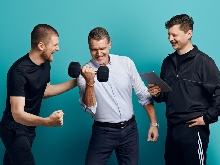Knud Maywald, Vorsitzender des Vorstandes der Öffentlichen Versicherung Braunschweig (Mitte), macht sich mit Paul Rittmeyer, Geschäftsführer der stereolove GmbH (links), und Paul Kunze (Projektleiter Undercover GmbH, rechts) bereits für das „RENEW Festival“ warm.
Foto: Sebastian Dobrietz