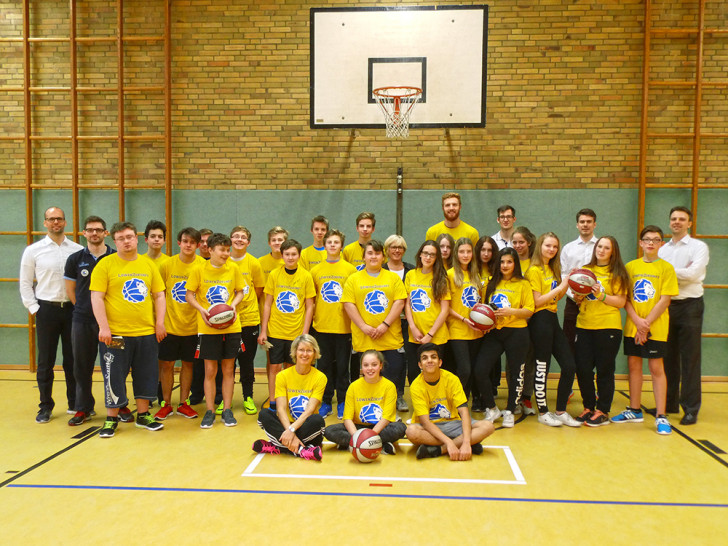 Mit den Basketball Löwen Braunschweig kamen die 25 Schüler in den Genuss einer anderthalbstündigen Trainingseinheit. Foto: Doris Fricke