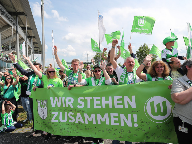 Fanmarsch und Ankunft der Mannschaft des VfL Wolfsburg im Stadion. Fotos: Agentur Hübner/Frank Vollmer
