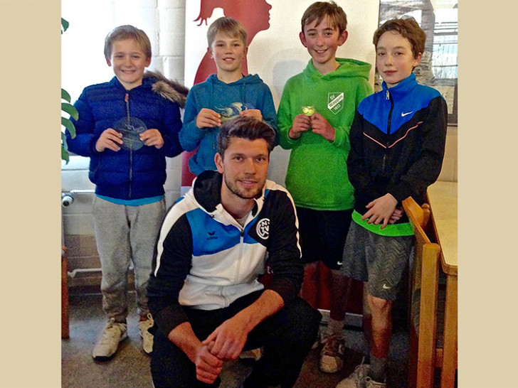 v.l.n.r. Jasper Camehn (SV GW Waggum) 1.Platz, Lukas Winkelvoß (MTV Braunschweig) 2.Platz, Leon Schipplick (SV GW Waggum) 3.Platz, Kian Zimmermann (SV GW Waggum) 4.Platz, unten: Regionsjugendwart Timour Dick
