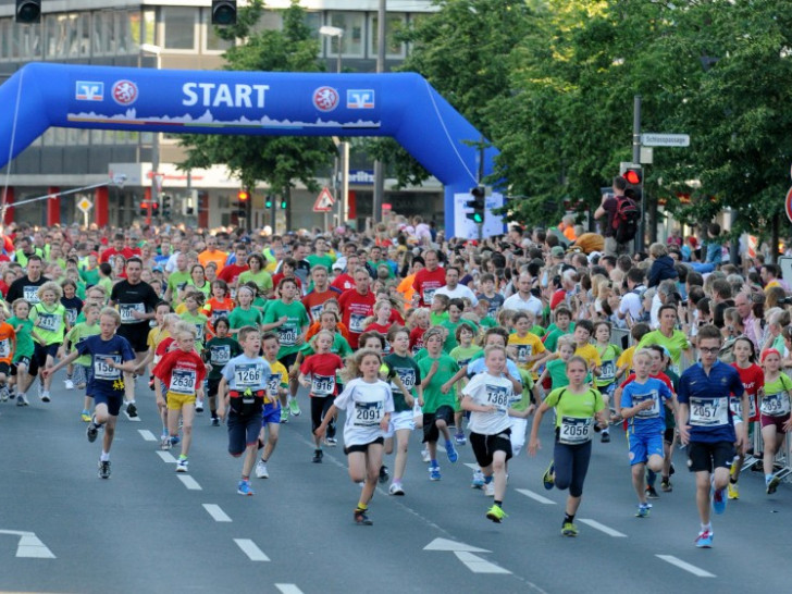 Keine Autos, aber massenweise Beine: Beim Nachtlauf ist die Innenstadt autofrei. Foto: MTV Braunschweig
