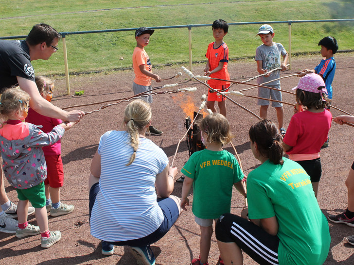 Stockbrotgrillen gehört auch dazu bei der Sport- und Spaßmeile des VfR Weddel. Foto: Kugel