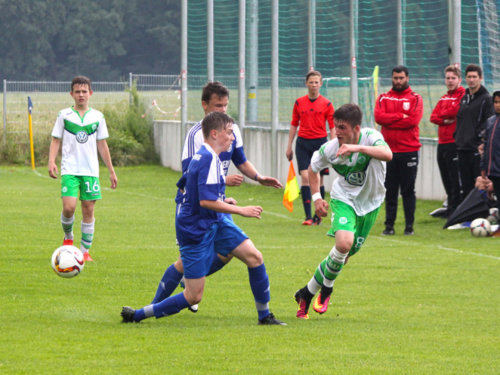 Luca Friedrichs (re.) traf dreifach für Wolfsburg. Foto: Vollmer