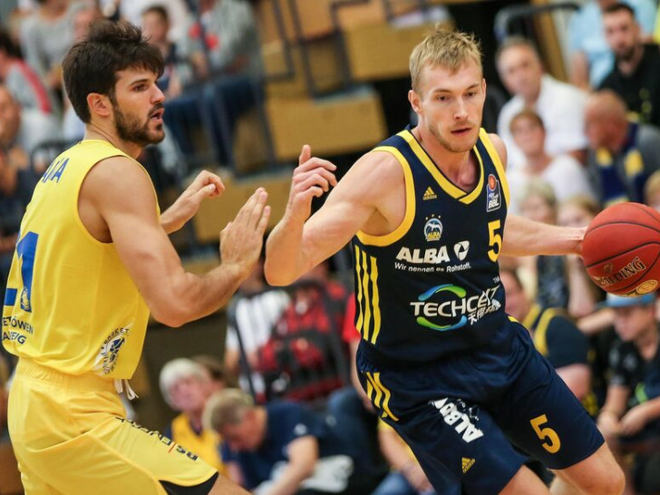 ALBAs Niels Giffey (re.) mit dem Ball gegen Aleksandar Marelja. Foto: imago/Andreas Gora