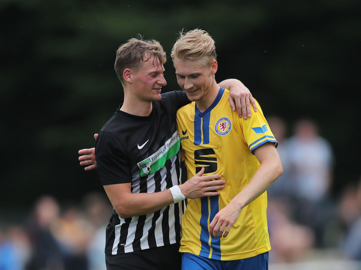 Niklas Guschmann (BSC Acosta) und Maximilian Sauer (Eintracht Braunschweig) im freundschaftlichen Messen. Foto: Agentur Hübner