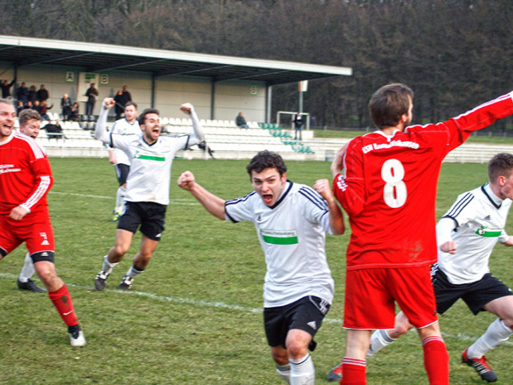 Ließen den Gefühlen freien Lauf in der Nachspielzeit: BSC Acosta. Foto: Vollmer
