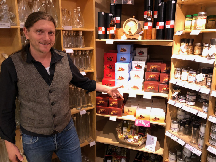 Jörn Zeisbrich hat Produktneuheiten im Sortiment. So auch bei den beliebten Truffes. Fotos: Marc Angerstein