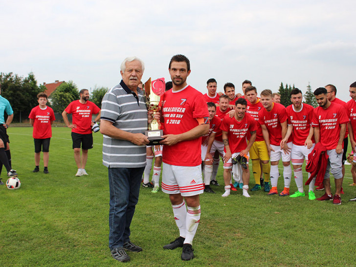 Egon Trepke (li) und Max Samkowez vom SSV Kästorf mit dem Pokal. Foto: Frank Vollmer