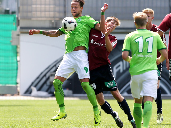 Marcel Reichwein und die U23 des VfL Wolfsburg starten mit einem Remis in die Serie. Foto: Agentur Hübner