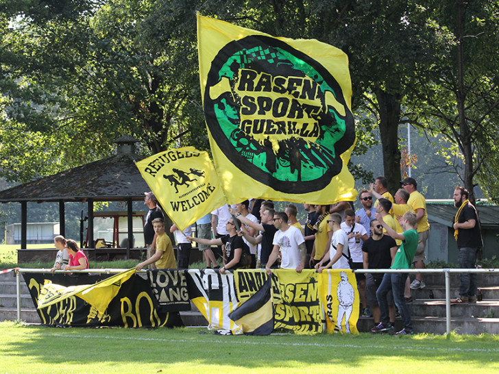 So  kennt man die Göttinger Fans in der Landesliga: Treuer Support. Foto: Vollmer