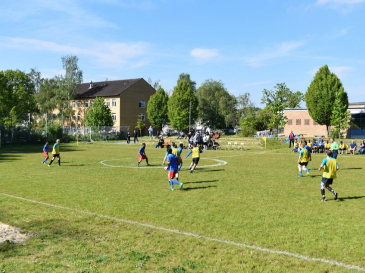 Die Mannschaft der Bewohner aus dem Standort Braunschweig der Landesaufnahmebehörde Niedersachsen eröffnete das Turnier gegen den Polizeisportverein Braunschweig. Foto: LAB NI/Hintze