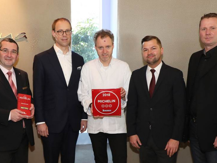 Große Freude bei Jimmy Ledemazel, Maître d’hótel im Restaurant Aqua, Richard Hesch, Geschäftsführer Food Service Distribution & Multichannel METRO Deutschland, Küchenchef und Sternekoch Sven Elverfeld, Marcel Runge, Chef Sommelier im Aqua und Uwe Tuleweit, Geschäftsleiter METRO Braunschweig. Foto: Matthias Leitzke