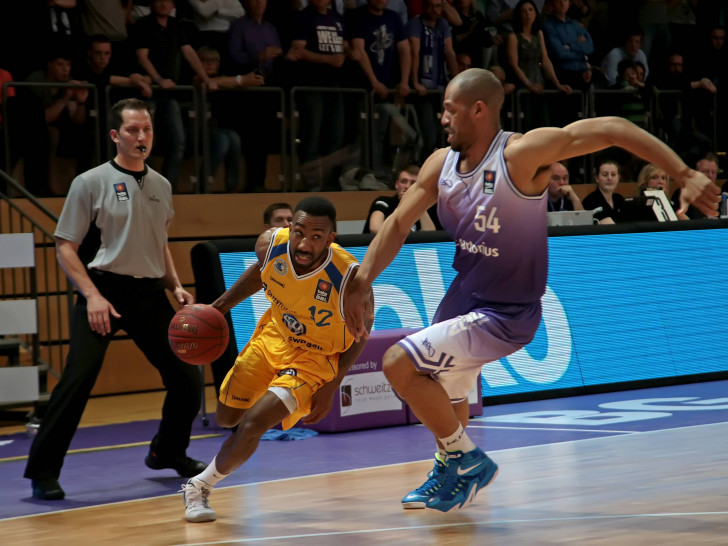 Jamal Boykin 2014/2015 gegen die Basketball Löwen und Dru Joyce. Foto: Imago/Hubert Jelinek