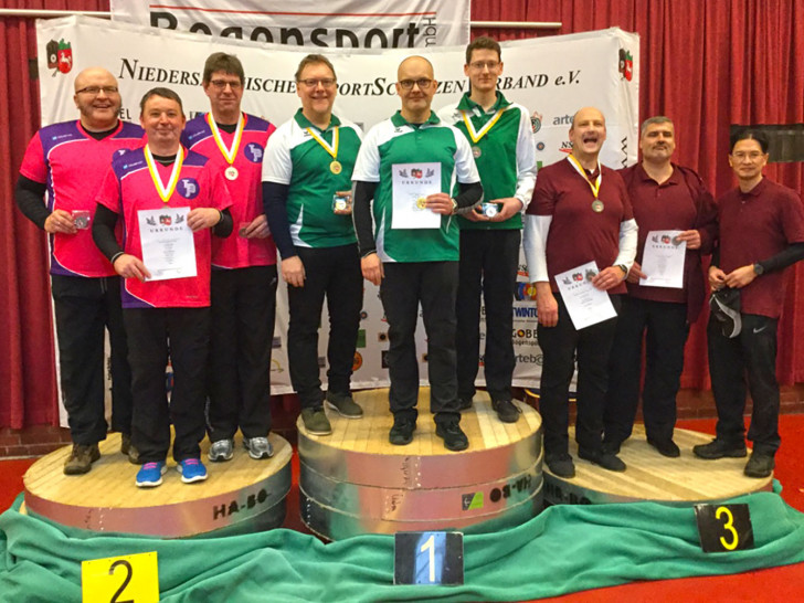 Platz 1 In der Mannschaftswertung für die Compoundschützen aus Querum Sascha Pflug, Markus Groß und Marcin Golygowski. Foto: Thorsten Wendt/SVQ