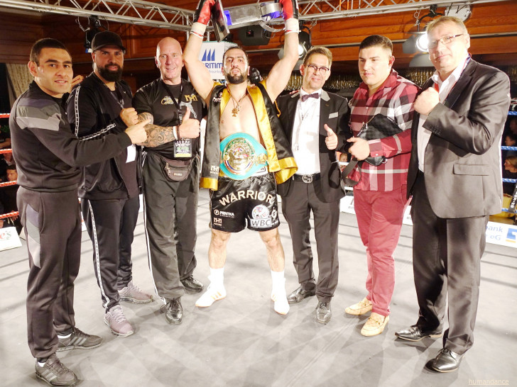 Von links nach rechts: Sieger Sevak Miroyan (Super-Weltergewicht), Trainer Jihad Ali Khan, Dirk Schröder (Cornerman), WBC-Asia Continental Titelgewinner Armenak Hovhannisyan, Holger Gräbedünkel (Sponsor), Kenan Hukic (Promotor) und Karl-Heinz Wolpers (Management MH Boxing), Foto: MH Boxing