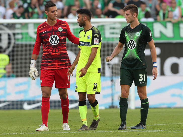 "Übeltäter" Gerrit Holtmann entschuldigte sich direkt nach dem Spiel bei Koen Casteels. Foto: Agentur Hübner