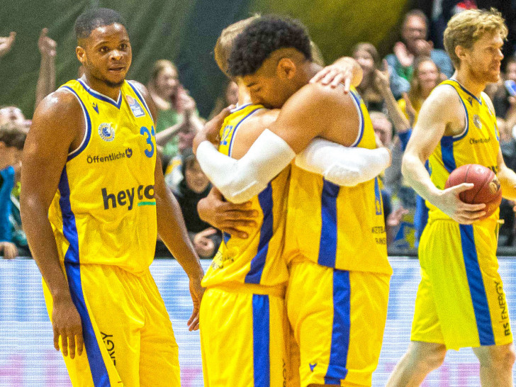 Schnell in der Verteidigung rotieren: Die Basketball Löwen empfangen offensivstarke Wölfe. Foto:  Jan F. Helbig/PresseBlen.de/Archiv